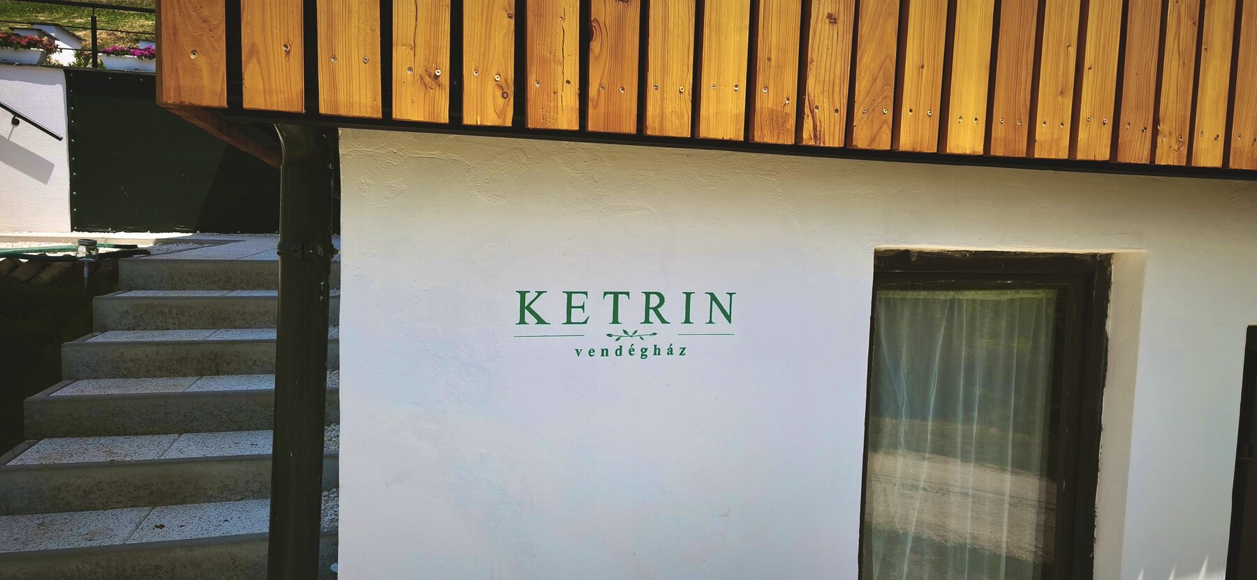 Ketrin felirat a vendégház bejáratánál, Kötcsén
